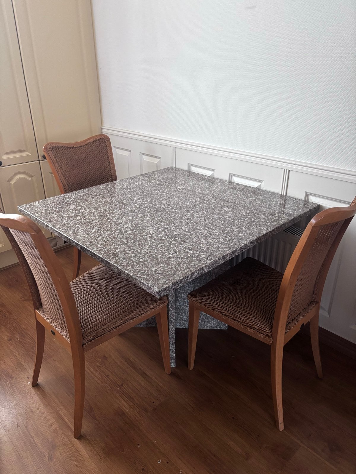 Eettafel met 3 stoelen - graniet en riet, Ophalen, Gebruikt, Bruin, Vier