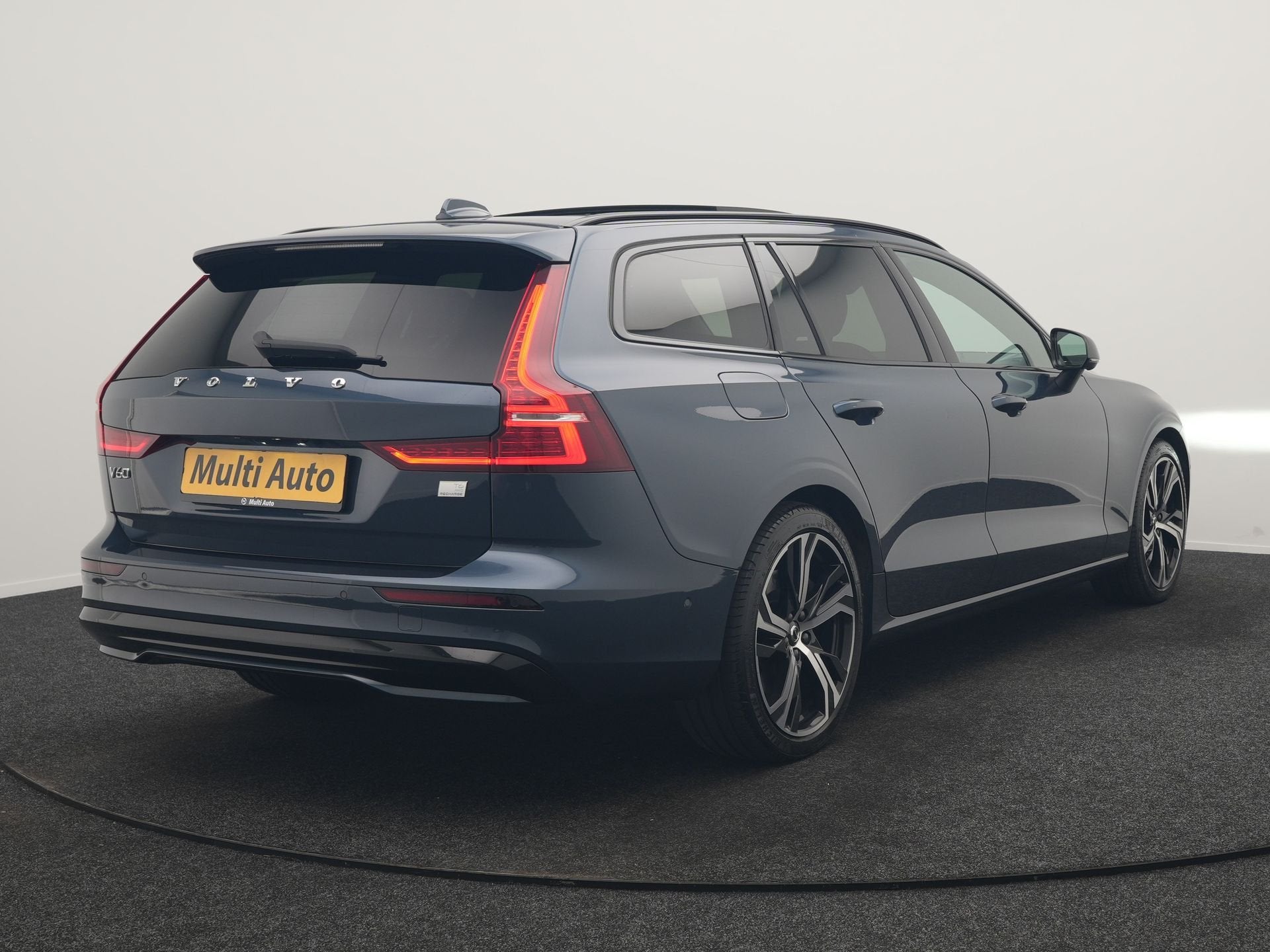 Volvo V60 T6 PHEV AWD Plus Dark Long Range 350pk Dealer O.H, Auto's, Volvo, Automaat, Gebruikt, Zwart, 4 cilinders