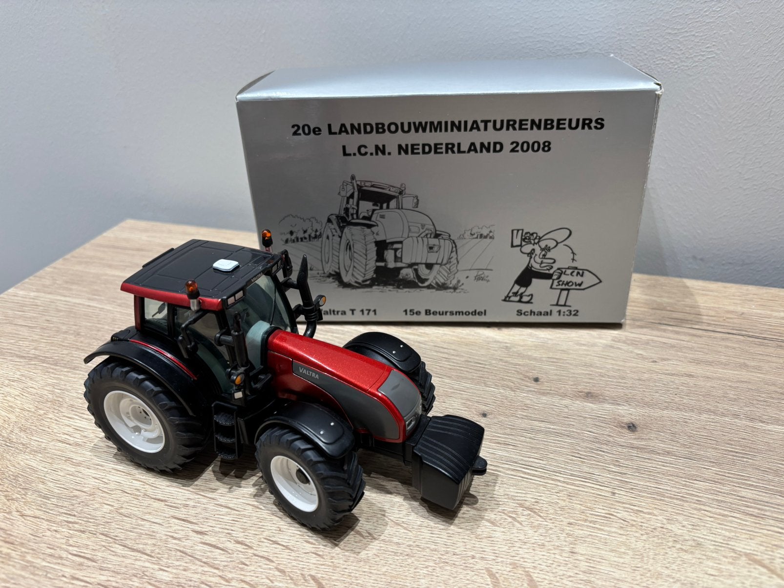 Valtra tractor miniatuurmodel 1:32 LCN Nederland 2008, Ophalen, Zo goed als nieuw, 1:32 tot 1:50, Overige merken