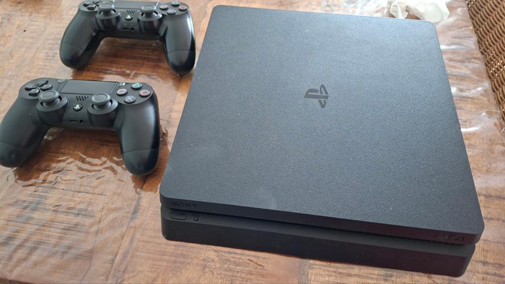 PS4 Slim 1TB met 2 controllers, Spelcomputers en Games, Spelcomputers | Sony PlayStation 5, Ophalen of Verzenden, Gebruikt
