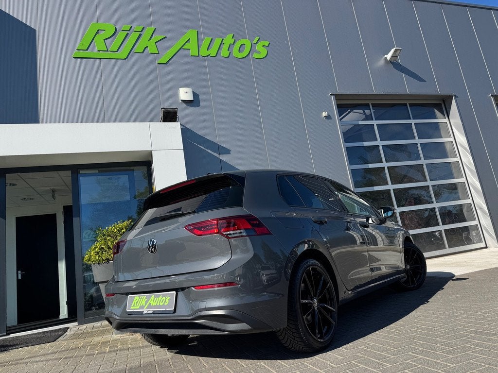 Volkswagen Golf 1.5 eTSI Style * Camera * Trekhaak * Sfeerve, Stof, Zwart, 4 cilinders, Bedrijf