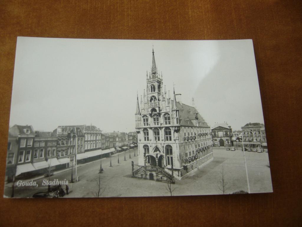 GOUDA  =  STADHUIS, Verzamelen, Ansichtkaarten | Nederland, Ophalen of Verzenden, 1940 tot 1960, Ongelopen, Zuid-Holland