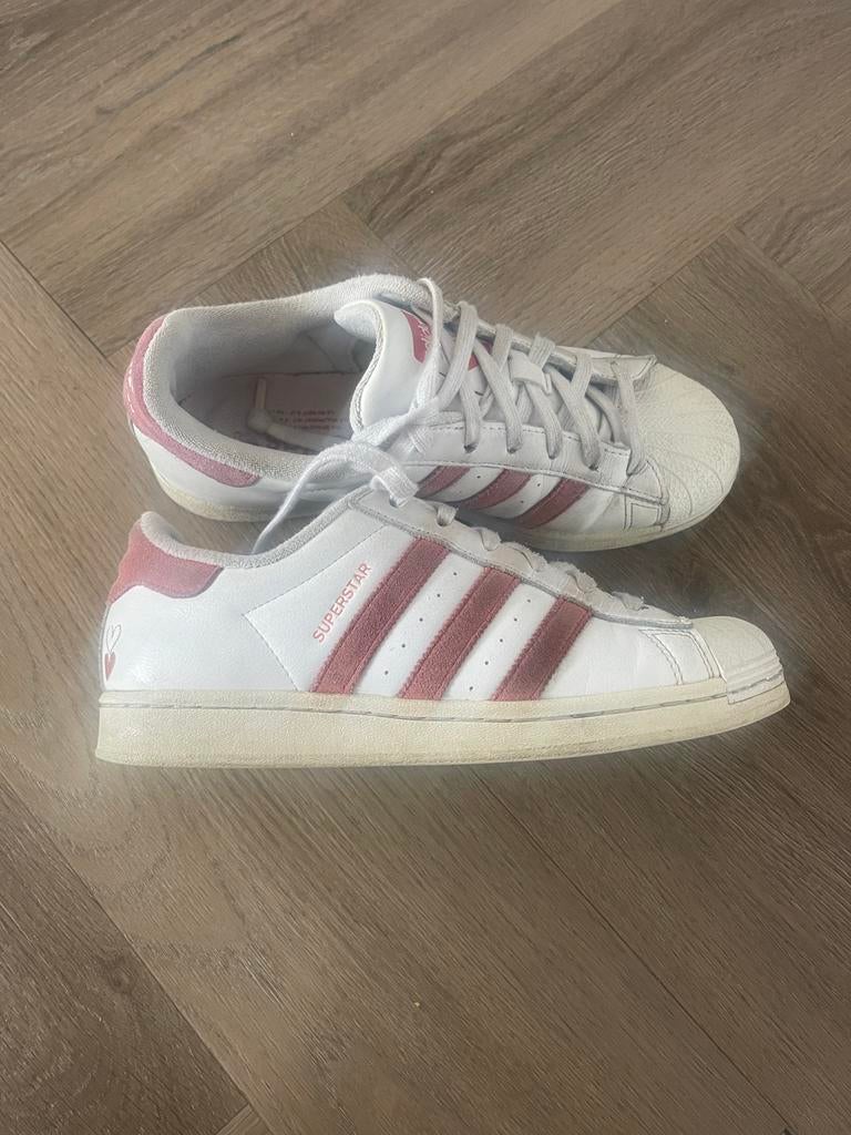 Adidas Superstar sneakers wit/rood- Maat 39 1/3, Ophalen of Verzenden, Gedragen, Wit, Sneakers of Gympen