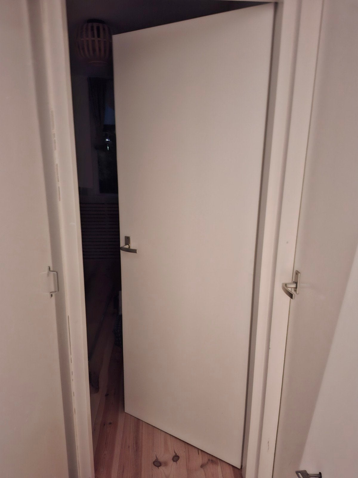 Witte opdekdeur 83.5x201 met slot, sleutel en beslag, Ophalen