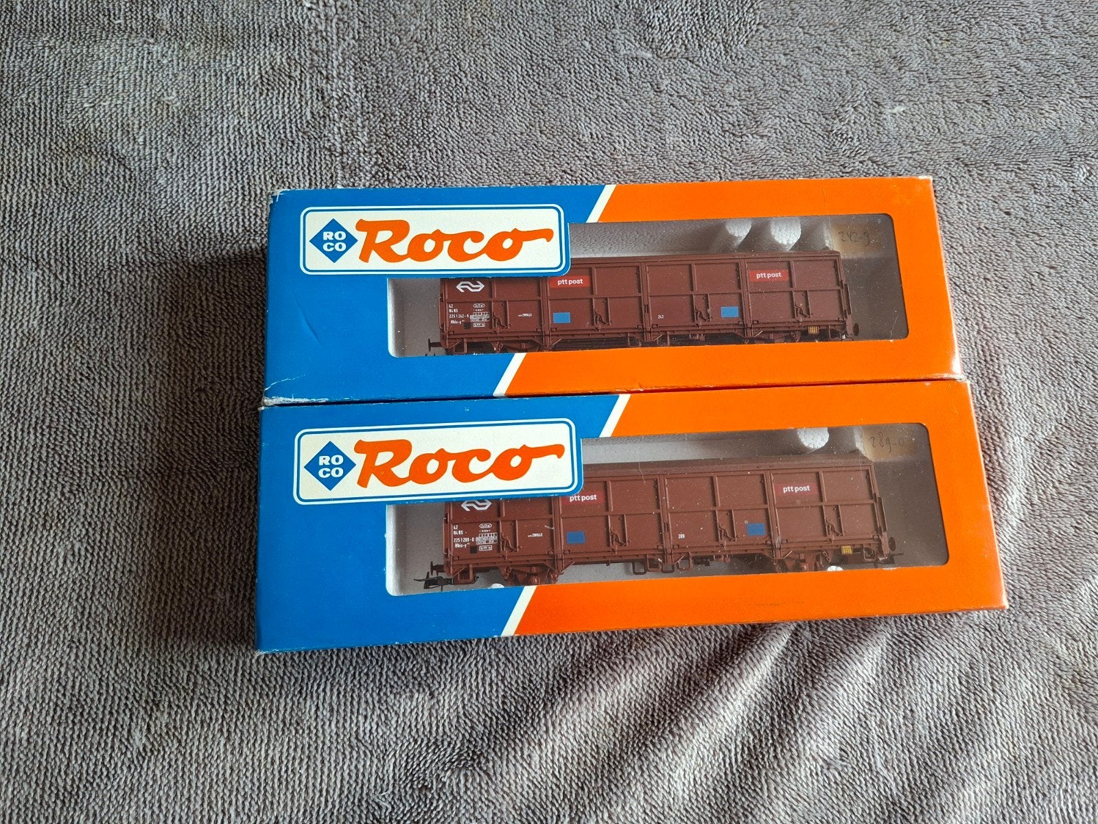 2X Roco postwagons in nette stast., Gelijkstroom, Wagon, Ophalen of Verzenden, Zo goed als nieuw