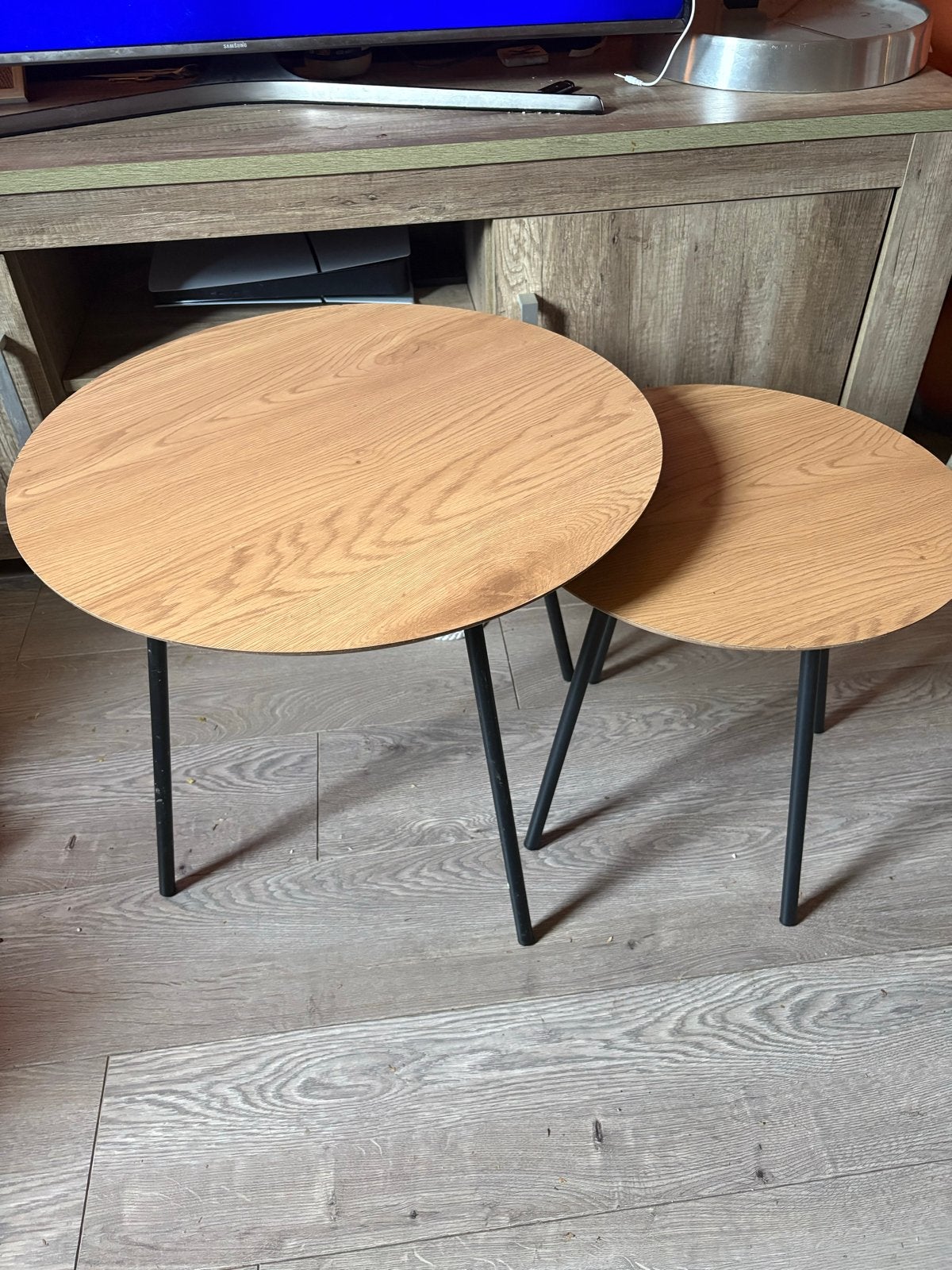 Set van 2 JYSK NYBO bijzettafels - Eikenkleur/Zwart, 45 tot 60 cm, Rond, Zo goed als nieuw, Hout