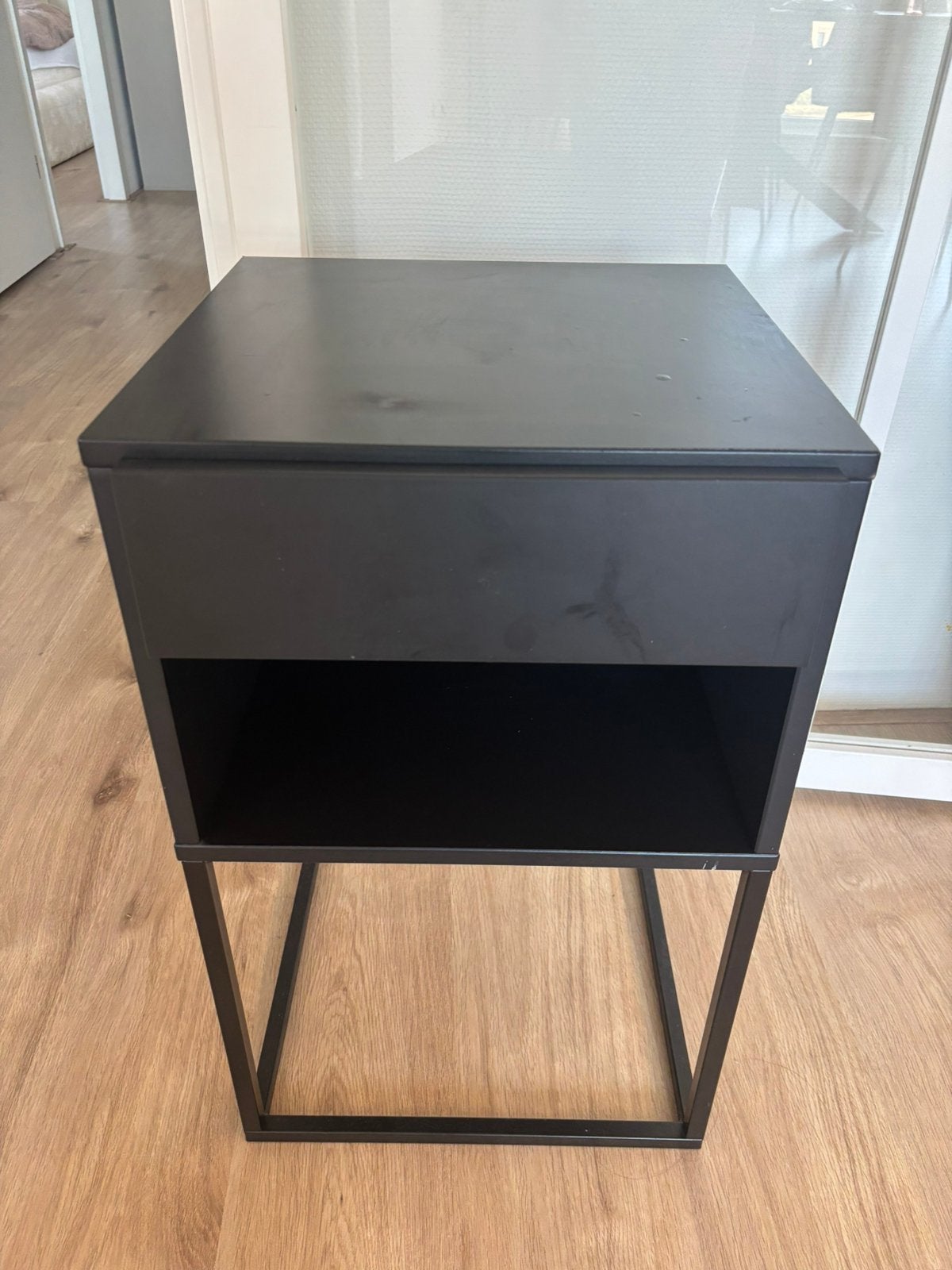 Ikea Vikhammer Nachtkastje Zwart 40x39 cm, Ophalen, Minder dan 45 cm, Metaal of Aluminium, Zo goed als nieuw