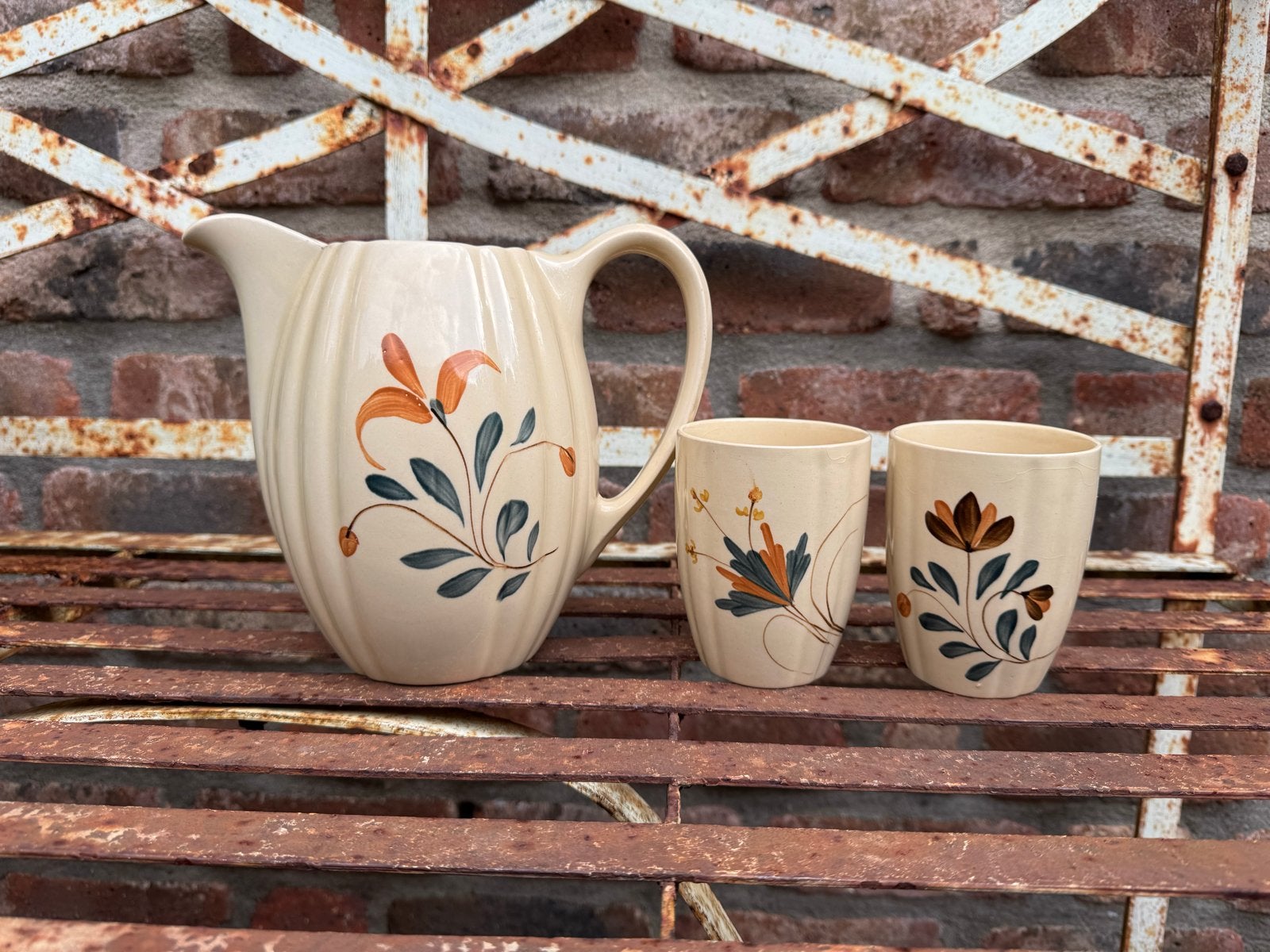 Vintage aardewerk kan en bekers met bloemmotief, Ophalen of Verzenden