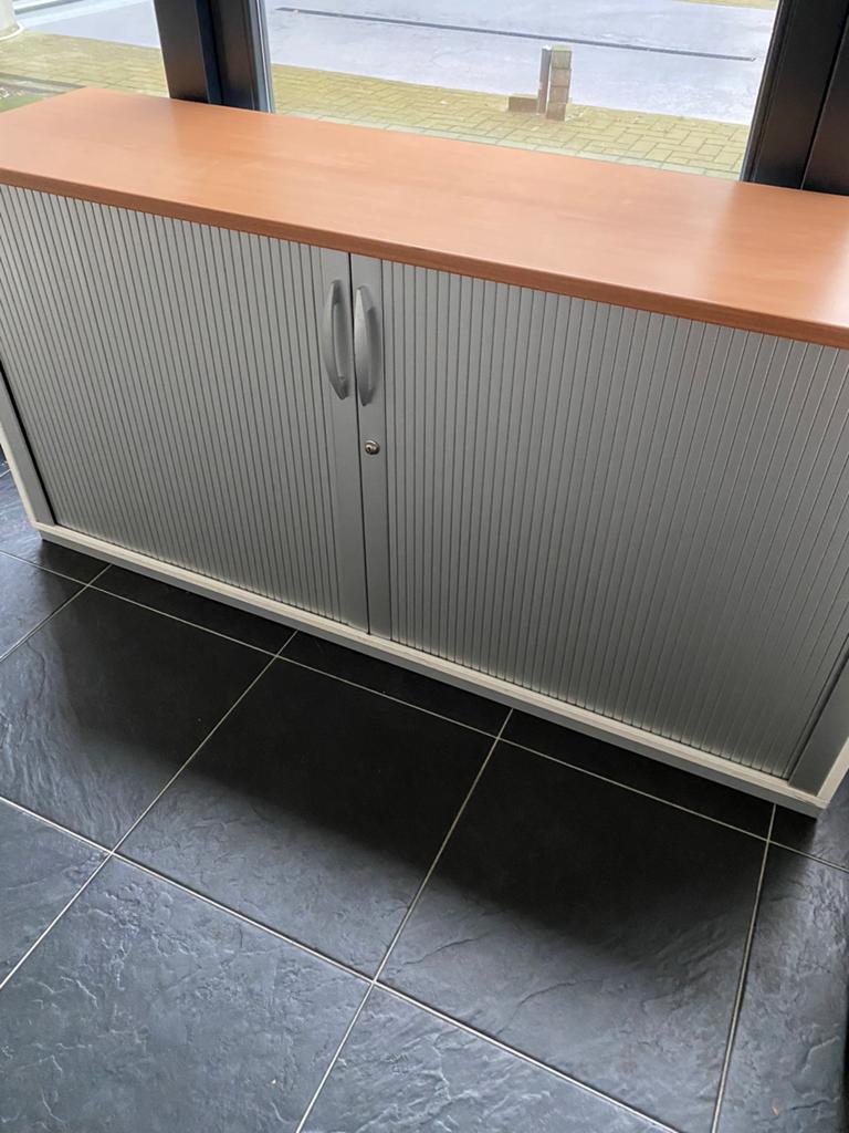 Lage kast met schuifdeuren, Ophalen, 100 tot 150 cm, Zo goed als nieuw, Minder dan 100 cm