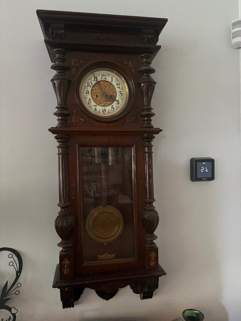 Antieke wandklok met slinger en gedetailleerd uurwerk, Ophalen