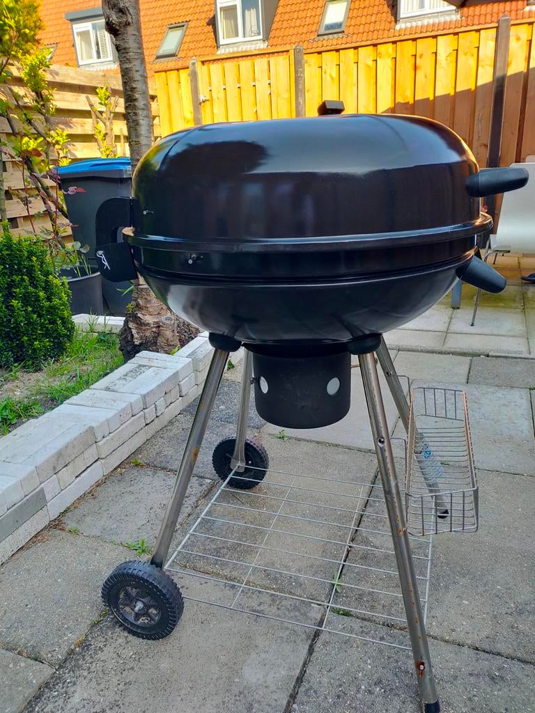 Zwarte houtskool barbecue met deksel en wielen, Ophalen of Verzenden, Gebruikt, Onbekend