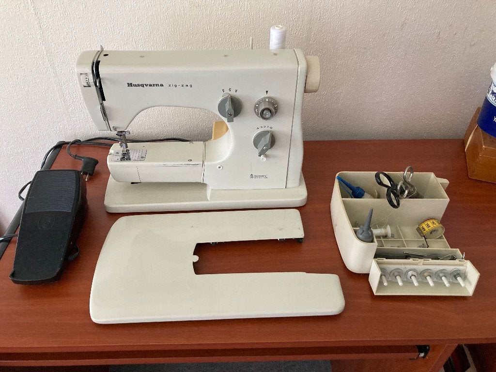 Husqvarna naaimachine zig-zag met toebehoren., Ophalen, Gebruikt, Naaimachine, Husqvarna