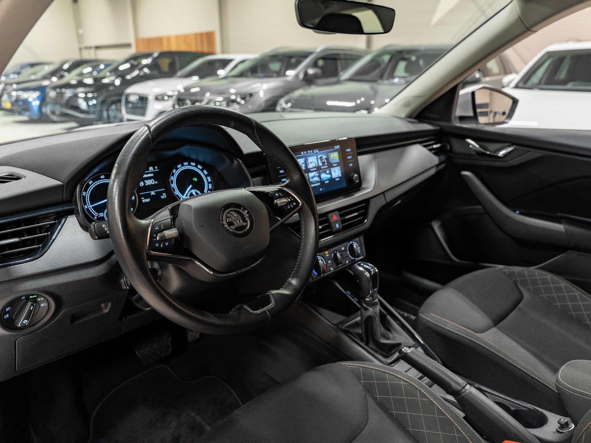 Skoda Kamiq 1.0 TSI DSG Business Edition, Apple Carplay, And, Stof, Gebruikt, Zwart, 1156 kg