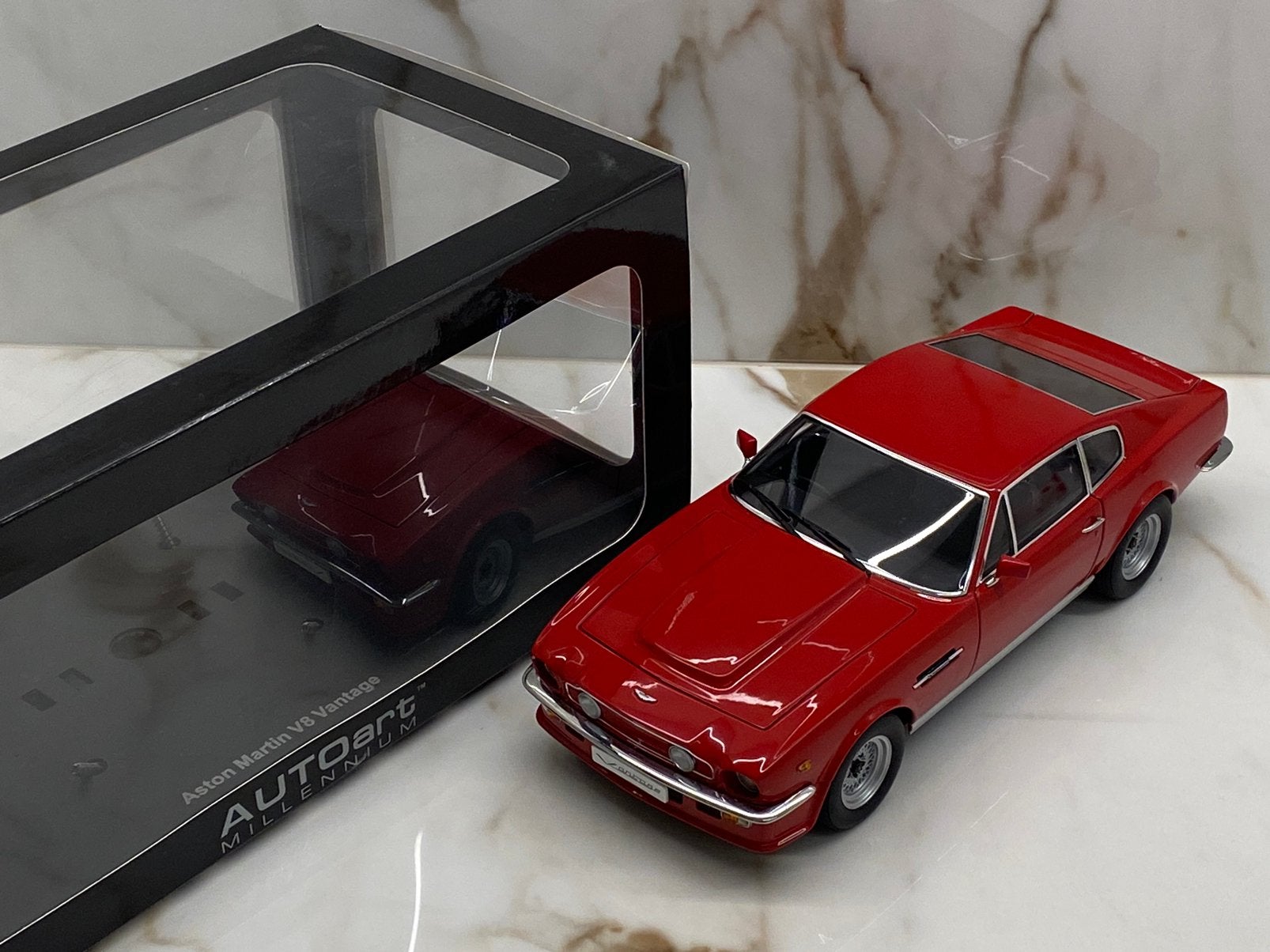 AutoArt Aston Martin V8 Vantage 1985 - 1:18, Hobby en Vrije tijd, Modelauto's | 1:18, Ophalen of Verzenden, Zo goed als nieuw