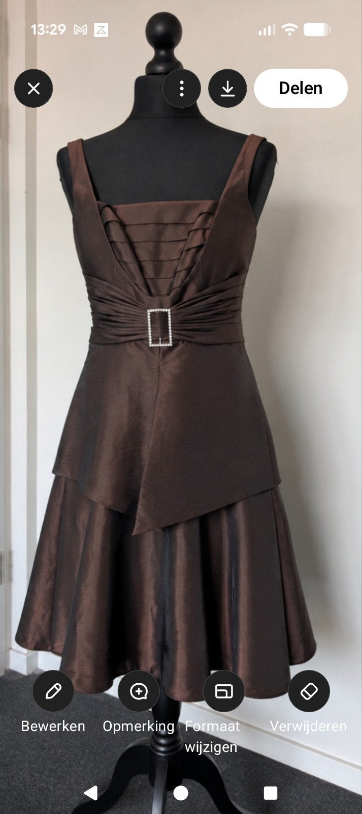 Elegante bruine cocktailjurk met strass gesp, Kleding | Dames, Jurken, Bruin, Maat 42/44 (L), Ophalen of Verzenden, Onder de knie