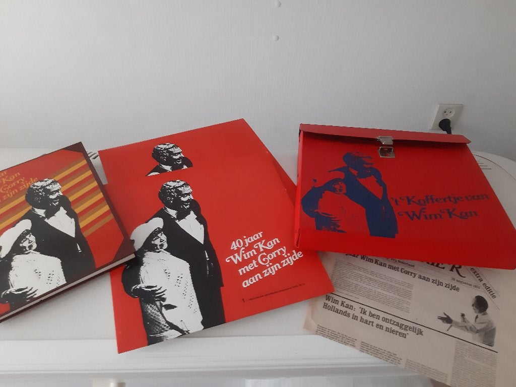 't koffertje van Wim Kan - boek - 2 x LP - krantenartikel, Ophalen, Zo goed als nieuw, Cabaret, Wim Kan