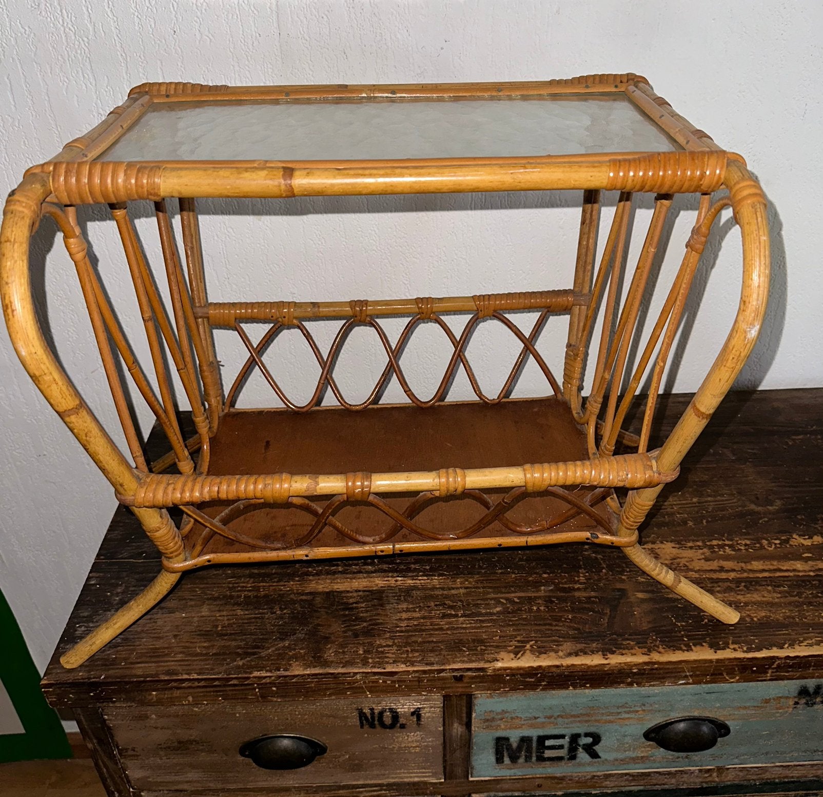 Vintage rotan tafeltje/lectuurbak, 45 tot 60 cm, Minder dan 55 cm, Rond, Ophalen of Verzenden