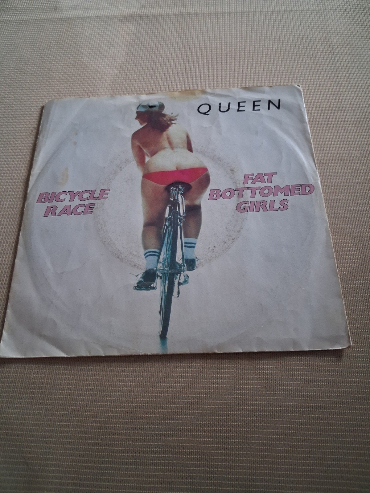 QUEEN  HOES LICHTE GEBRUIKSPOREN VINYL NIEUWSTAAT, Ophalen of Verzenden