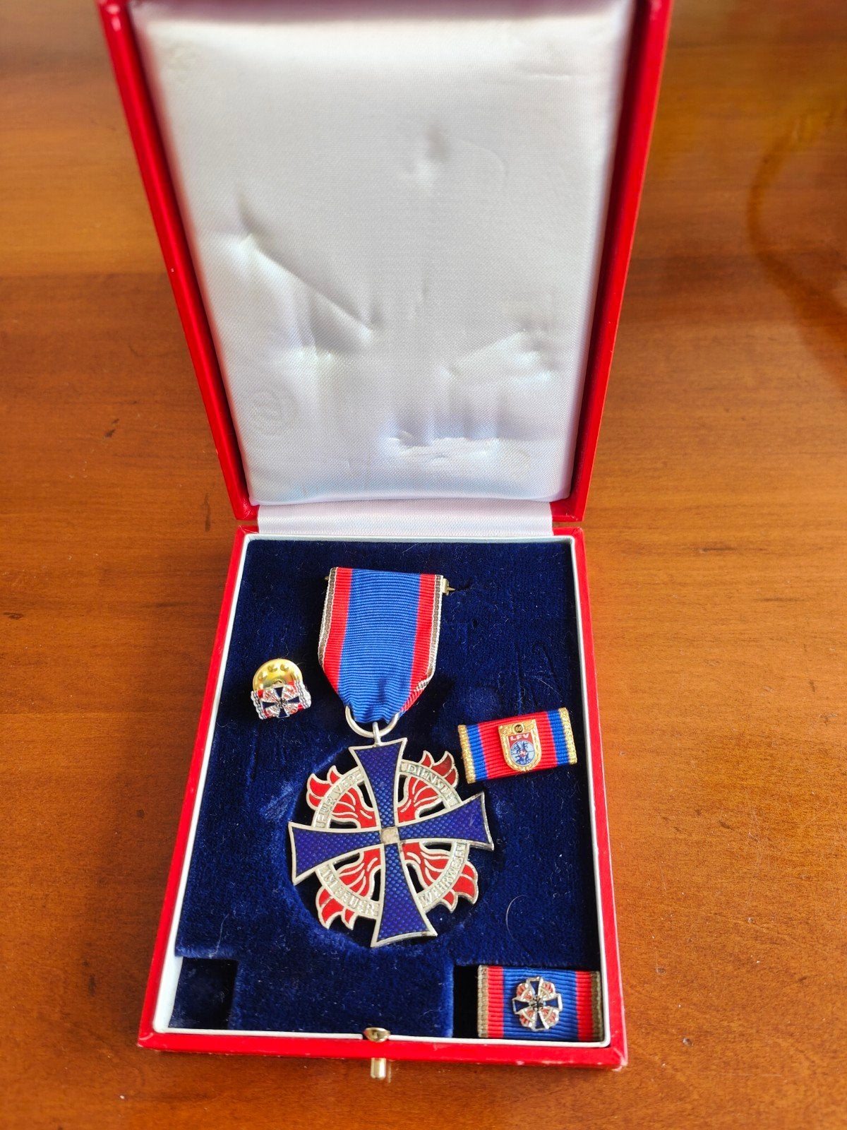 Duits Brandweer Ere Kruis Medaille in Doos, Ophalen of Verzenden, Overige soorten, Duitsland, Lintje, Medaille of Wings