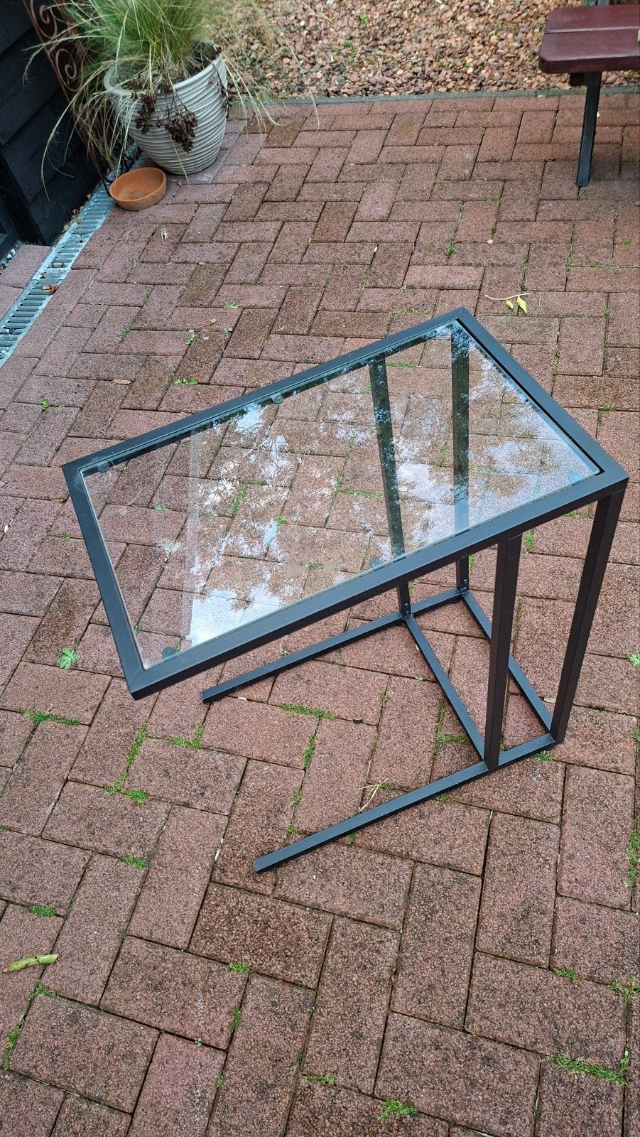 Zwarte bijzettafel met glazen blad - Modern design, Ophalen, Minder dan 45 cm, Gebruikt, 55 tot 75 cm