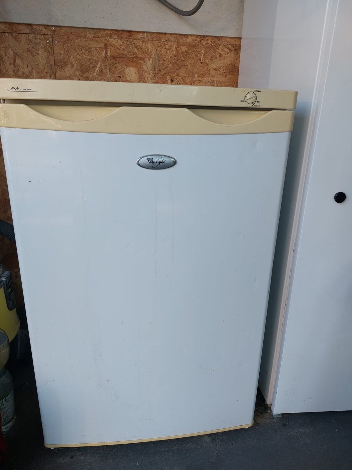 Whirlpool vriezer A+ klasse - Compact en energiezuinig, Gebruikt, 75 tot 100 liter, Met aparte vriezer, Energieklasse A of zuiniger