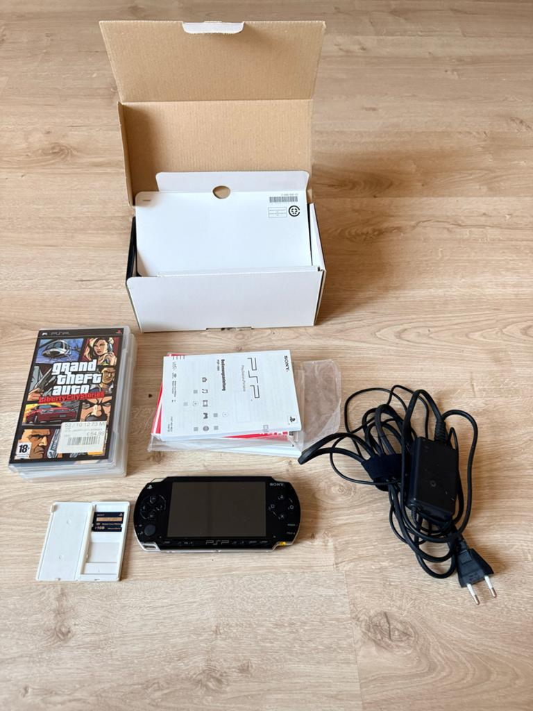 Complete PSP 1004 in doos + 1GB + GTA Liberty City Stories, Spelcomputers en Games, Spelcomputers | Sony PSP, Zwart, Ophalen of Verzenden