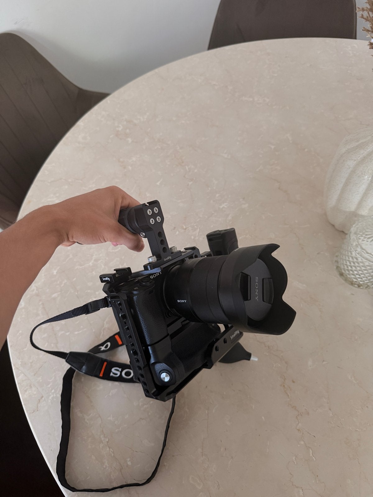 Sony a6400 zeiss 24-70 f/4 en accessoires, nd filter tripod, Ophalen, Zo goed als nieuw, Accu, Sony