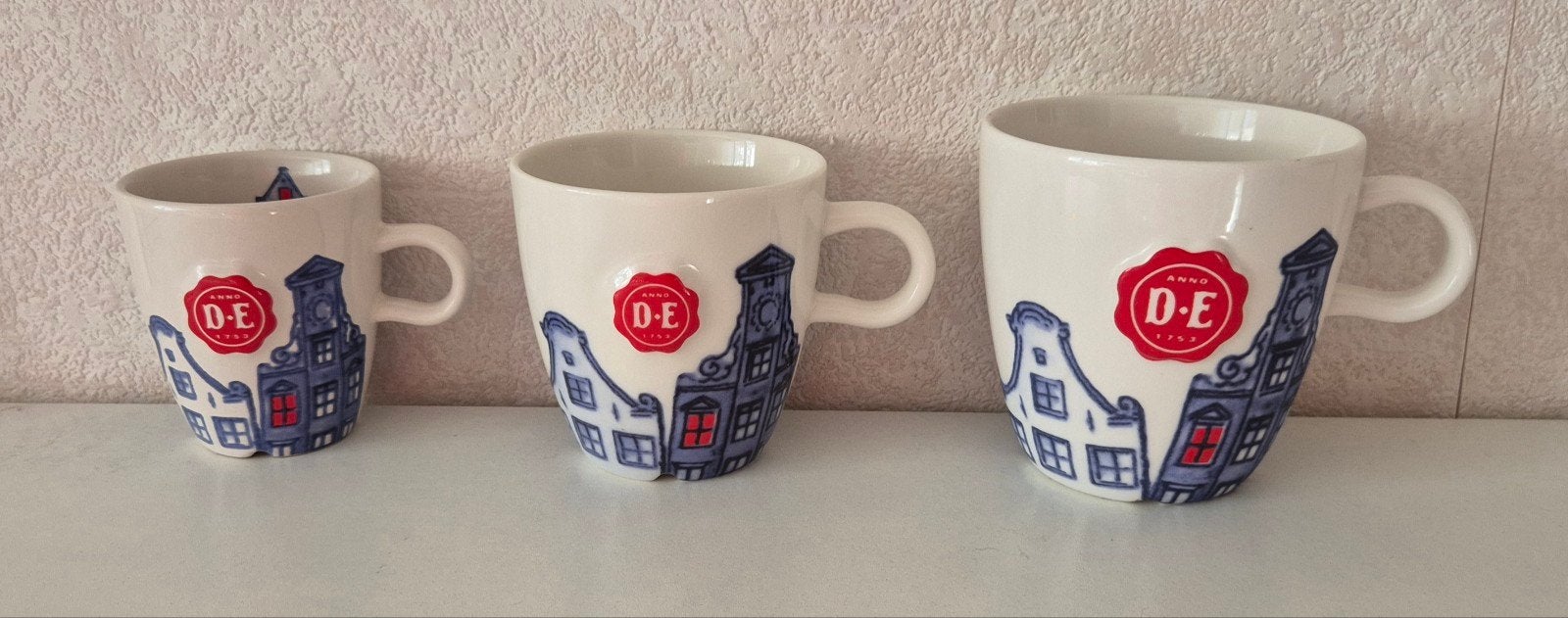 3 Douwe Egberts bekers, Huis en Inrichting, Ophalen of Verzenden, Zo goed als nieuw, Aardewerk