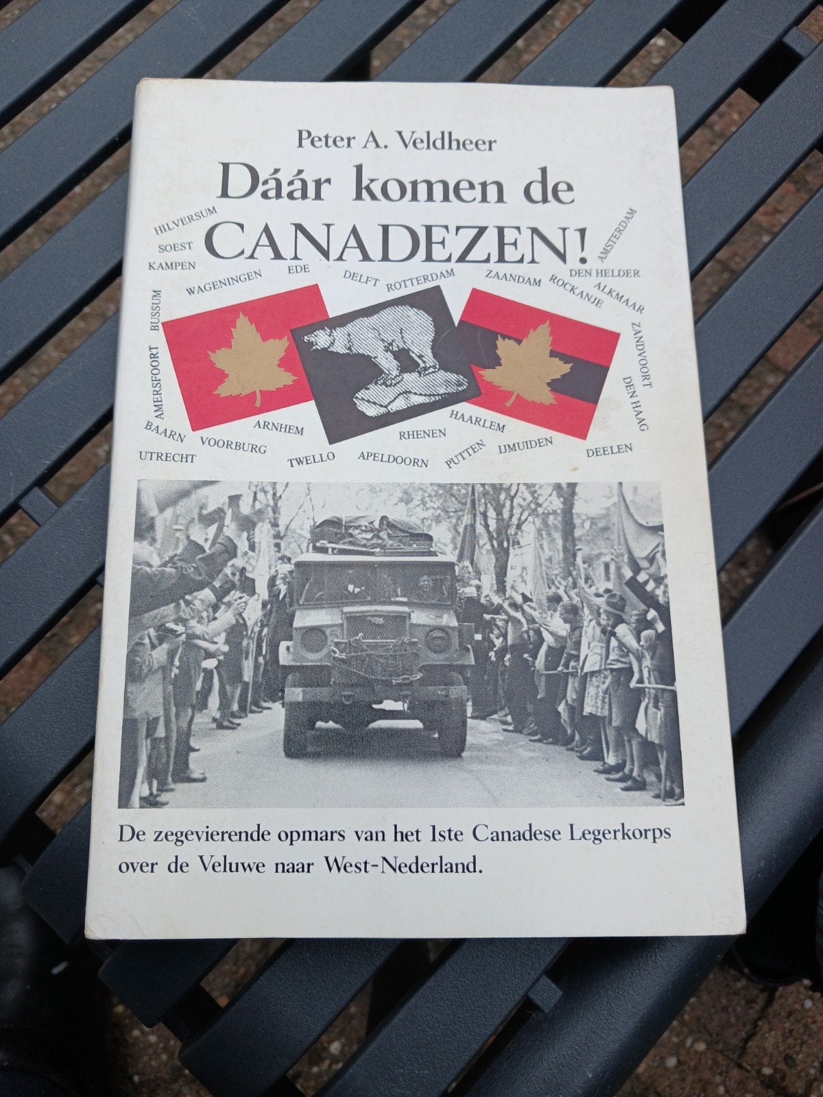 Daar komen de Canadezen! Opmars 1e Canadese Legerkorps, Boeken, Ophalen of Verzenden, Landmacht, Peter A. Veldheer, Tweede Wereldoorlog