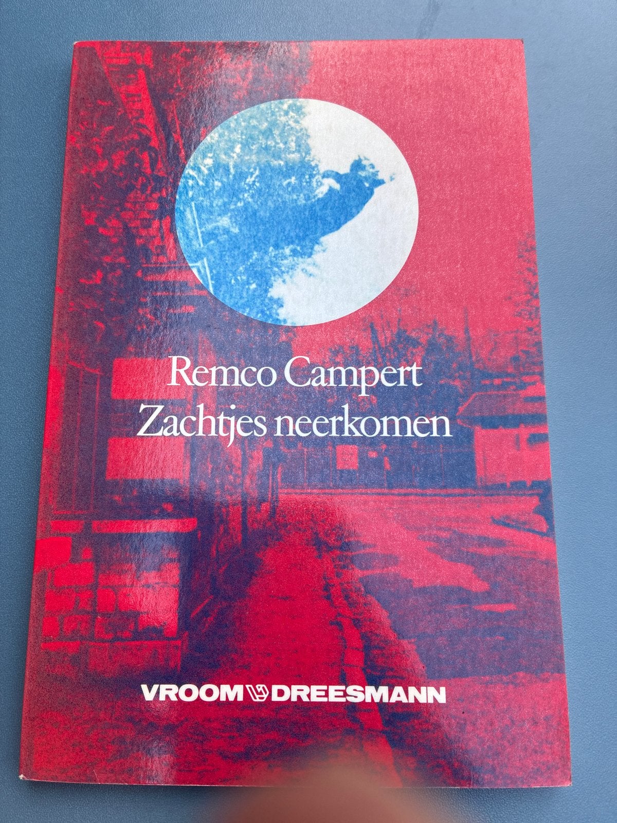 Remco Campert - Zachtjes neerkomen (Vroom & Dreesmann), Ophalen of Verzenden, Gelezen, Nederland