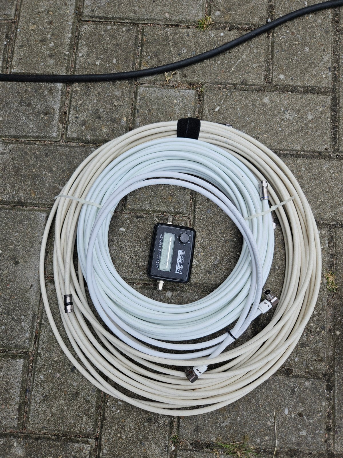 Coaxiale kabel met satellietzoeker en diverse kabels, Audio, Tv en Foto, Audiokabels en Televisiekabels, Ophalen of Verzenden