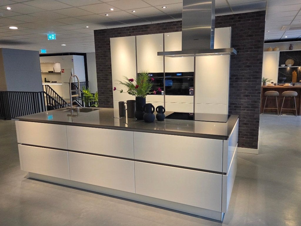 Showroom Eilandkeuken - Nobilia Wit hoogglans en Beton look, Ophalen, Wit, Overige typen, Zo goed als nieuw