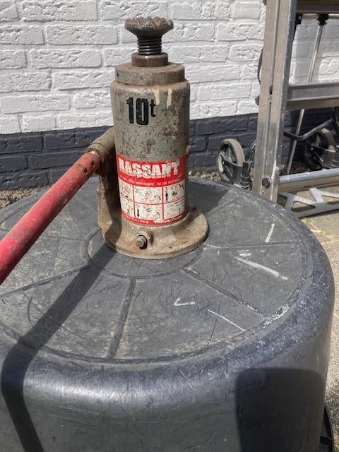 10 tons oliepot, Ophalen, Gebruikt, Handmatig