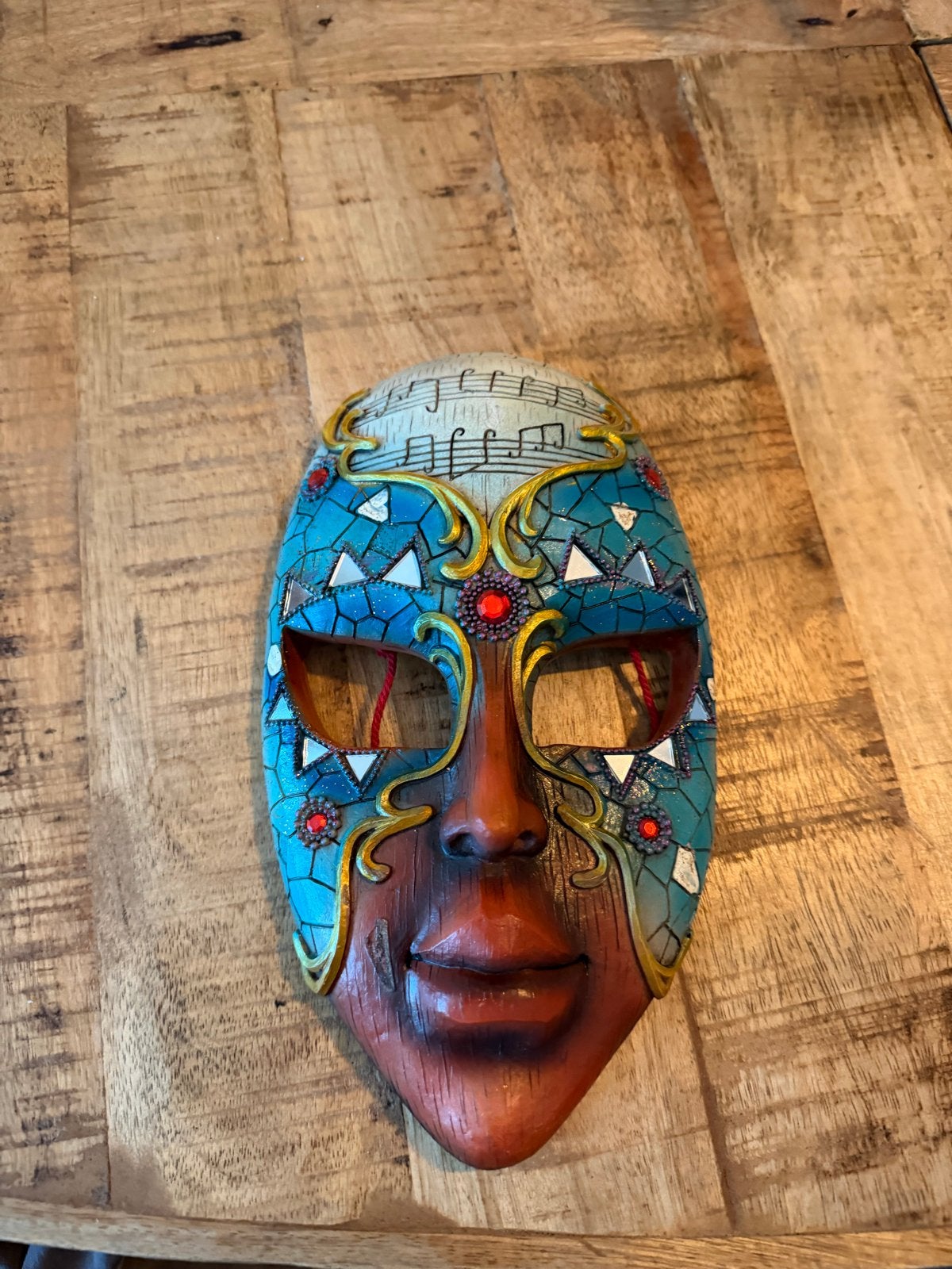 Decoratief masker met muzieknoten en mozaïekdetails, Antiek en Kunst, Ophalen of Verzenden
