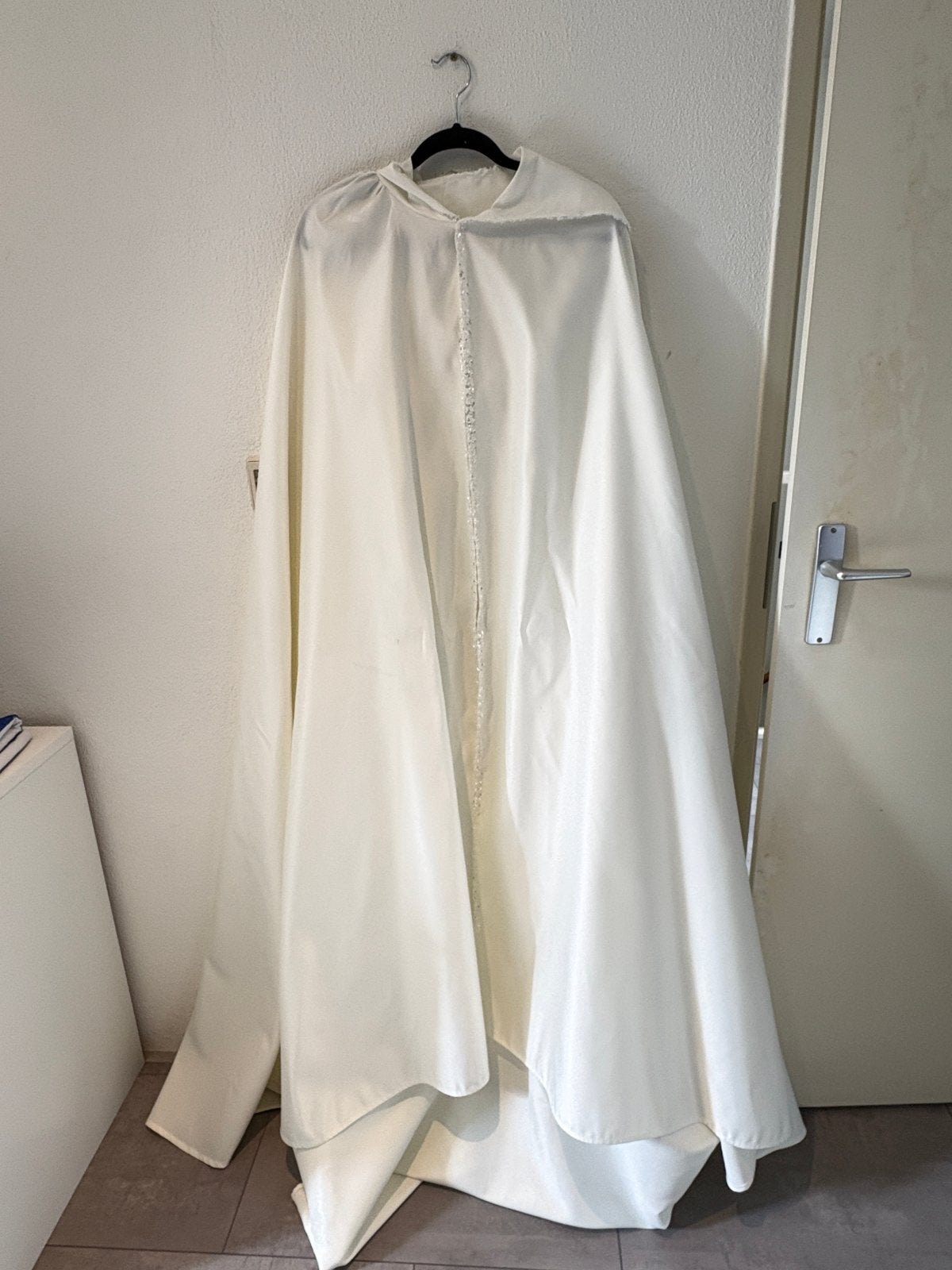 Nieuwe witte selham met capuchon en borduursels, Ophalen of Verzenden, Nieuw, Wit, Accessoires