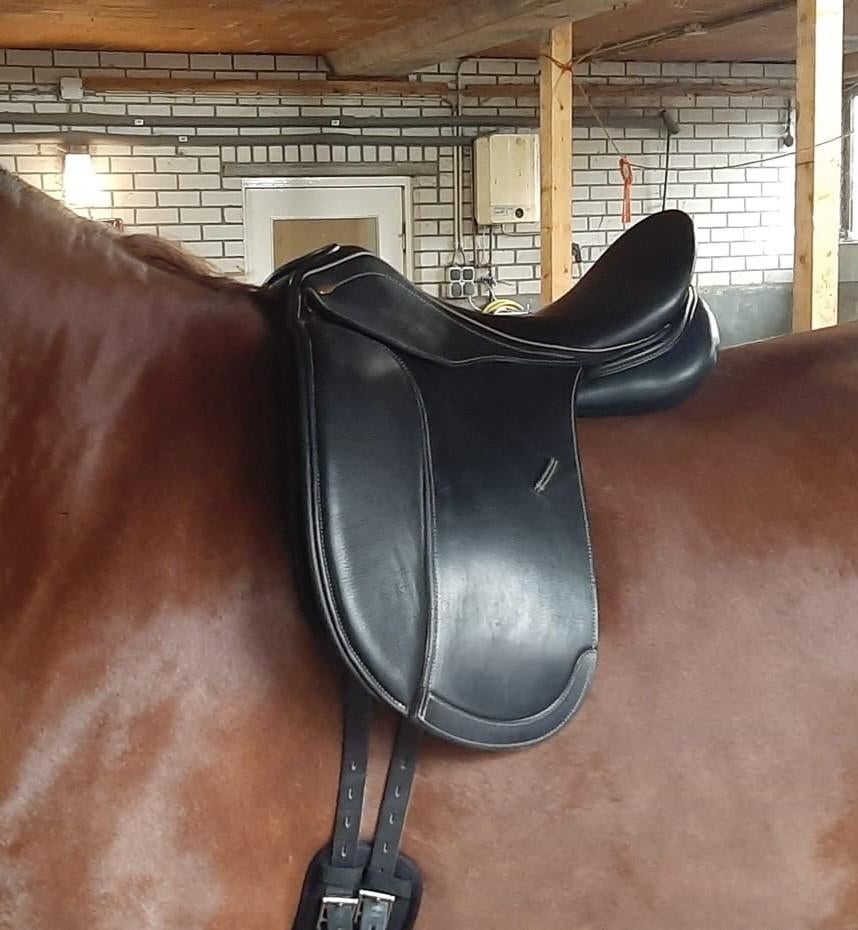 Kentaur dressuur zadel 18 inch. Als nieuw!, Dieren en Toebehoren, Paarden en Pony's | Zadels, Ophalen of Verzenden, Zo goed als nieuw