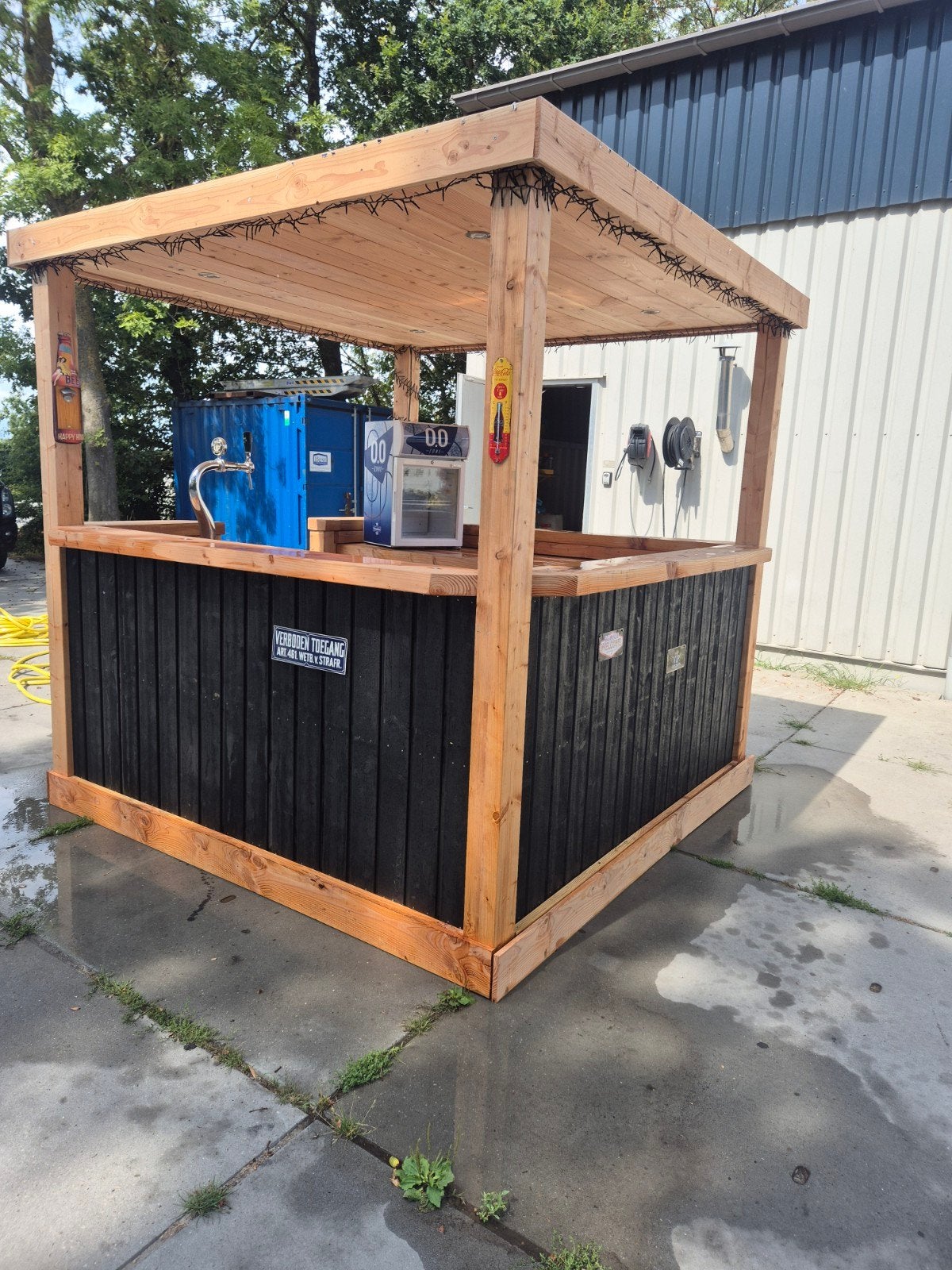 grote mobiele bar met biertap en koelingen, Ophalen