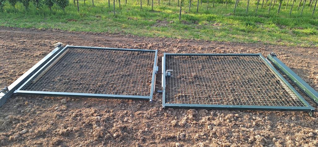 Draaipoort met paal en hekken - 400 breed, 195,5cm hoog, Tuin en Terras, Ophalen, Met poort, Gebruikt, Tuinhek