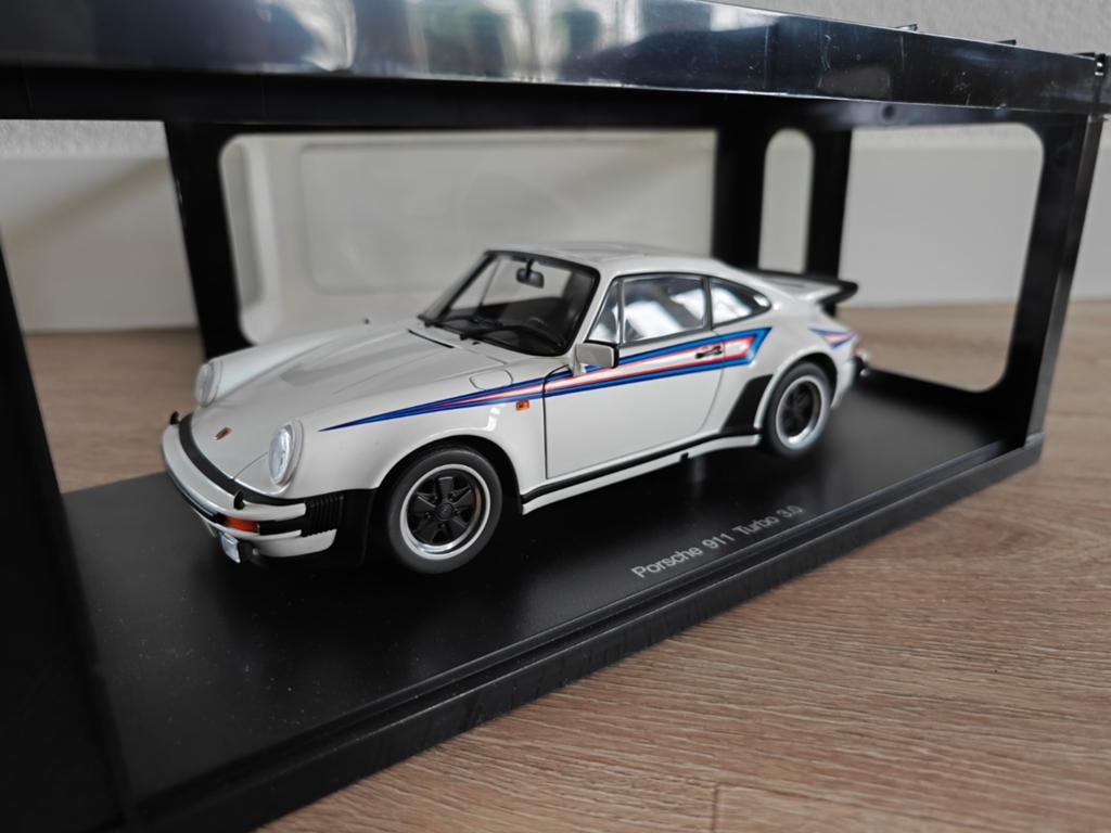 Autoart Porsche 911 (930) 3.0 Turbo Martini Stripes 77972, Hobby en Vrije tijd, Modelauto's | 1:18, Ophalen of Verzenden, Zo goed als nieuw
