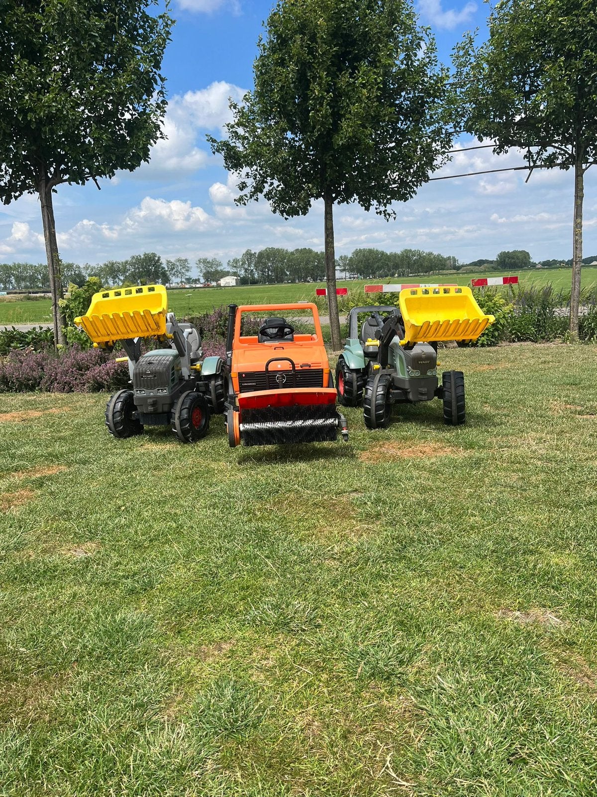 Unimog met veegmachin en fendt met voorlader, Unimog@unimog.nl, Ophalen, Overige merken, Unimogstraat 1