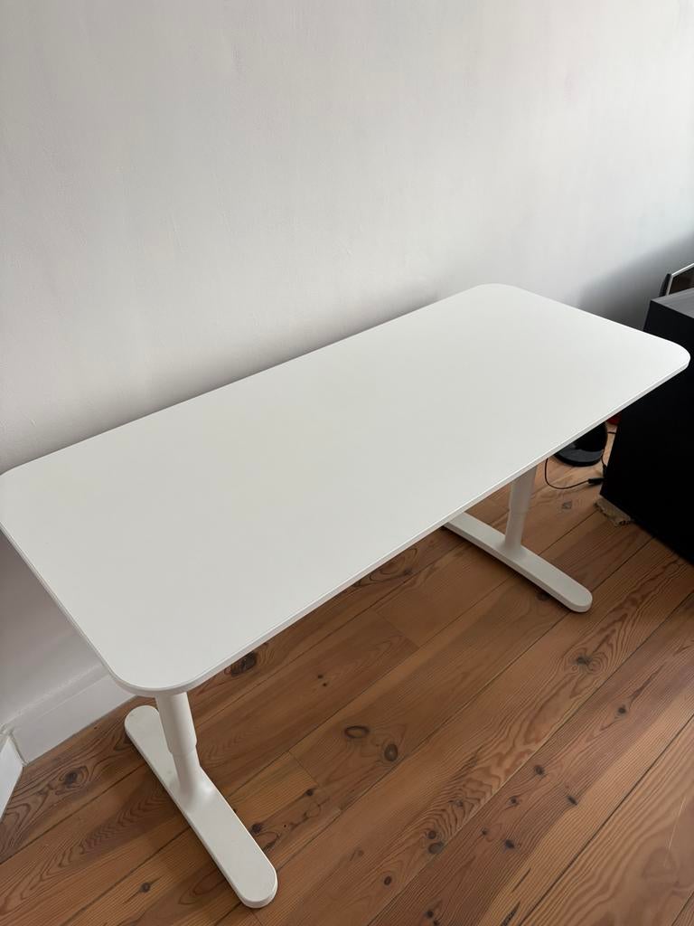 IKEA bureau Bekant 140x60, Huis en Inrichting, Bureaus, Ophalen, Zo goed als nieuw