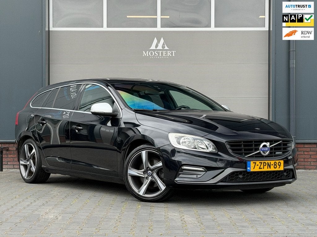 Volvo V60 1.6/150pk T3 R-Design|2015|NAP|Automaat|Trekhaak|N, Auto's, Volvo, Gebruikt, Zwart, 4 cilinders, 150 pk