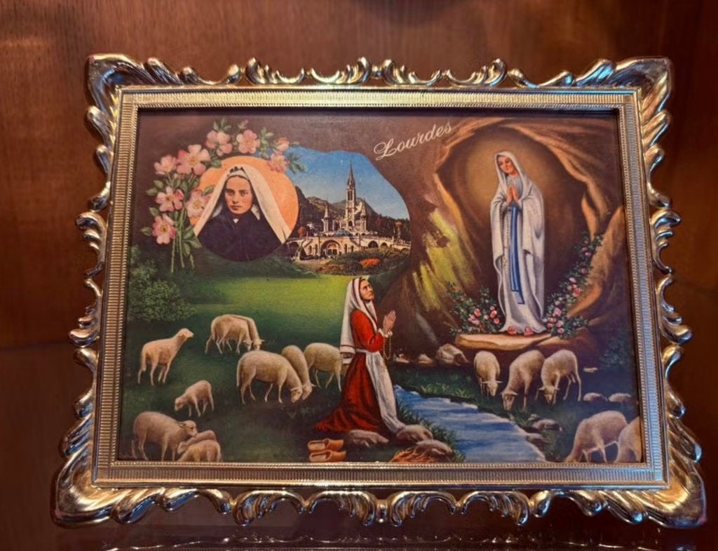 Lourdes afbeelding in goudkleurige lijst 20x15,5cm, Ophalen of Verzenden, Zo goed als nieuw, Kaart of Prent