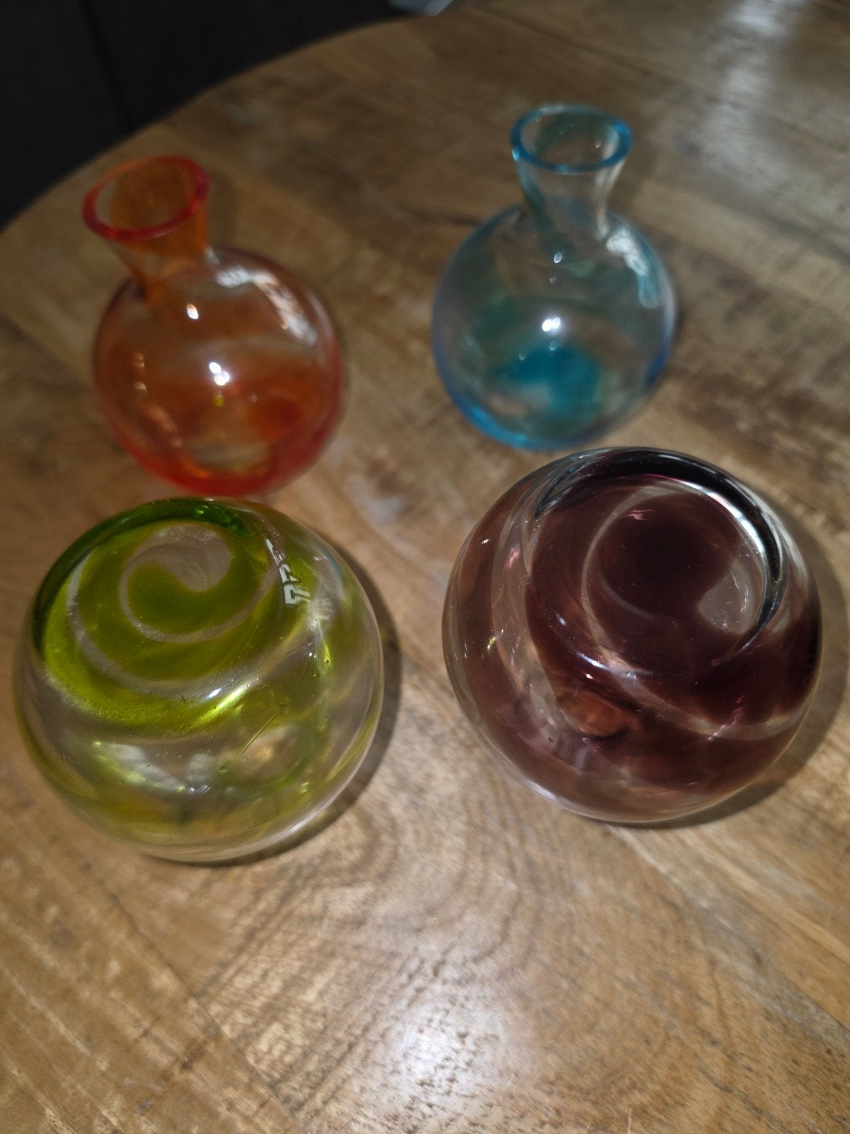 Set van 4 gekleurde decoratieve vaasjes, ca. 10 cm hoog, Antiek en Kunst, Ophalen