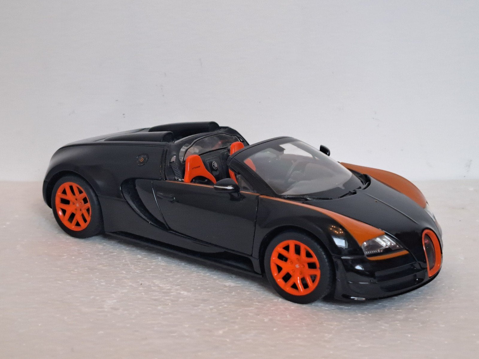 Bugatti  Veryon Grand Sport Vitesse 1/18 Zwart Oranje, Hobby en Vrije tijd, Ophalen of Verzenden, Gebruikt, Auto, Overige merken