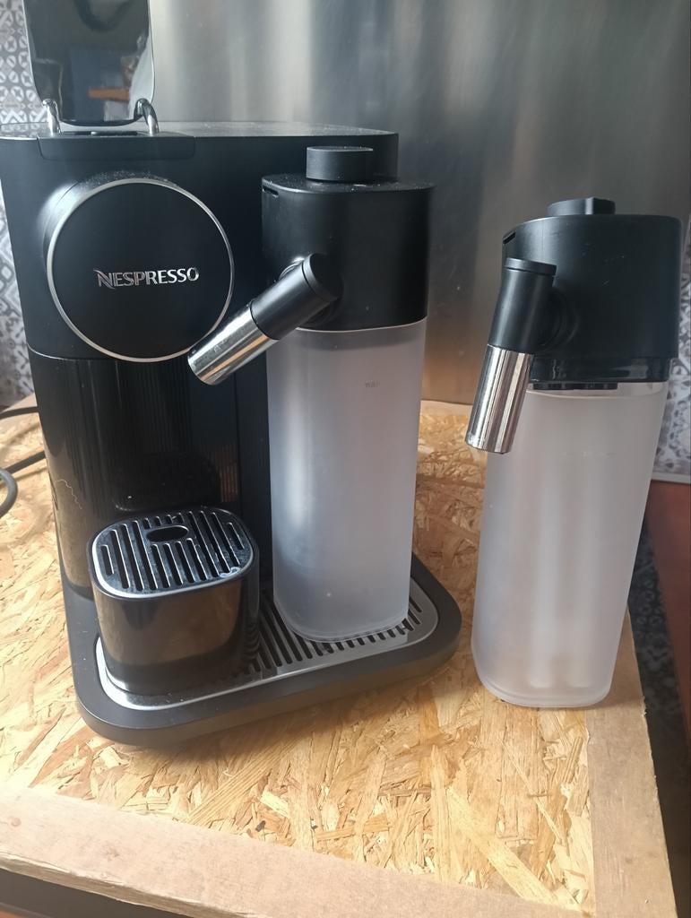 Nespresso koffiezetapparaat met melkopschuimer, Ophalen of Verzenden, Zo goed als nieuw