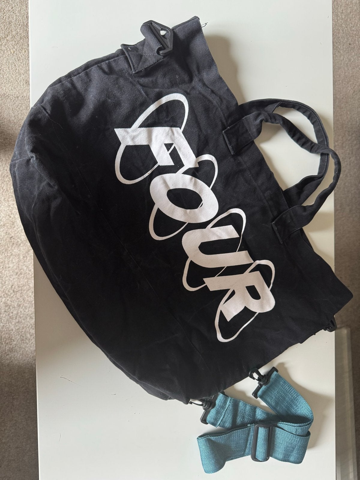 Zwarte stoffen tas met 'Four' opdruk en schouderband, Sieraden, Tassen en Uiterlijk, Tassen | Schoudertassen, Ophalen of Verzenden