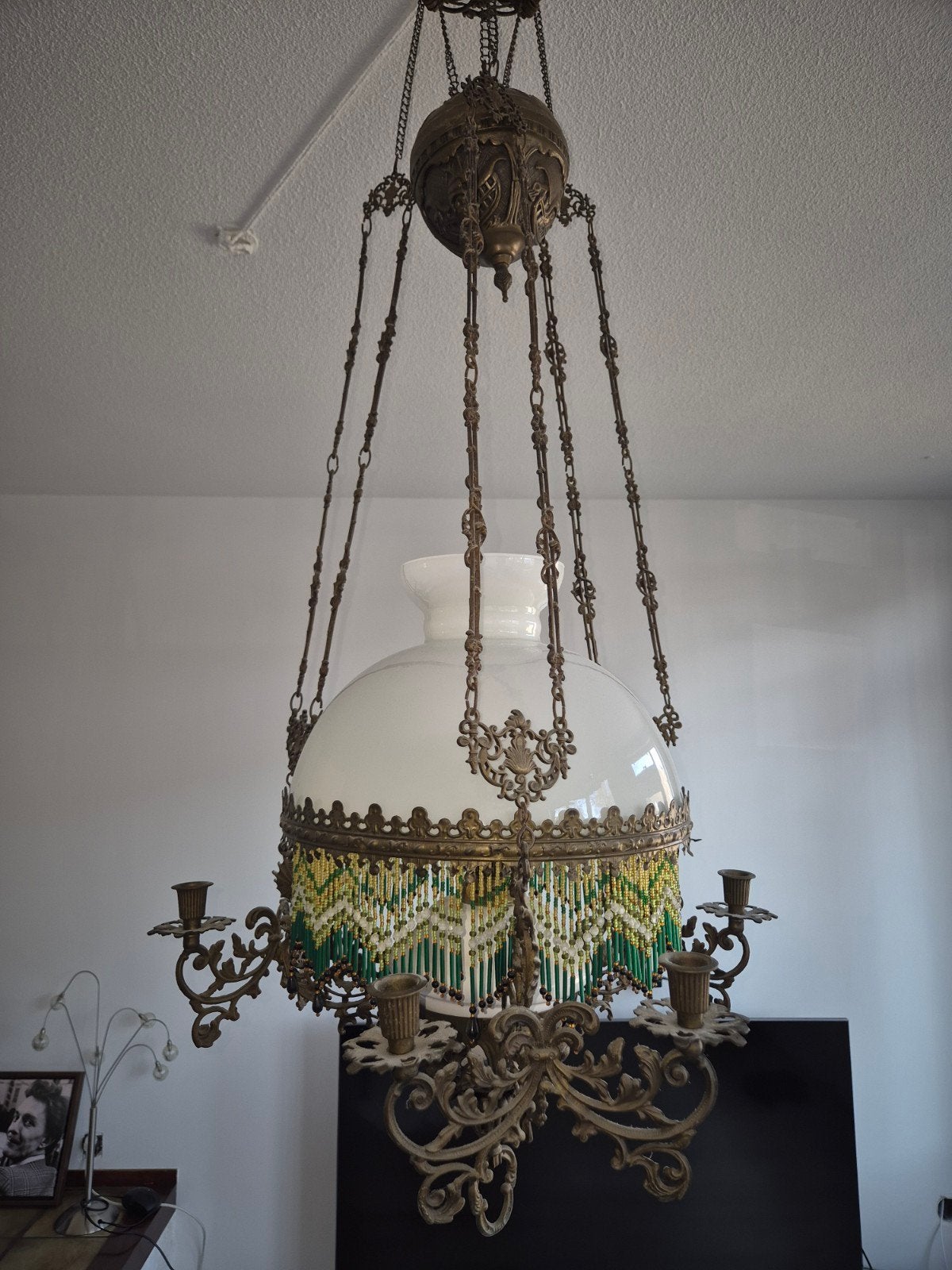 Antieke olielamp met kralen en gedetailleerd metaalwerk, Ophalen