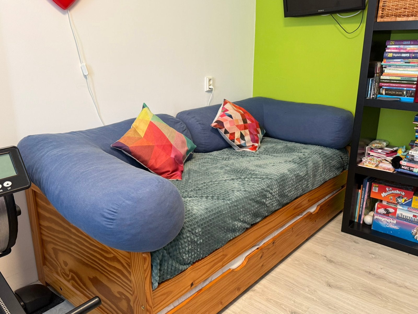 Bed met extra logeerbed, kussens, matras,lattenbodem, Ophalen, 90 cm, Eenpersoons, Zo goed als nieuw