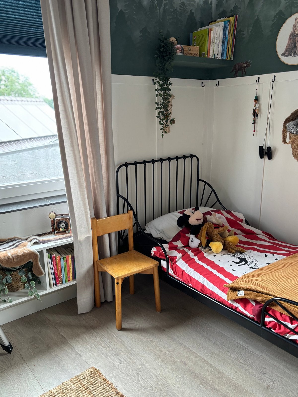 IKEA uitschuifbaar ijzeren kinderbed, zo goed als nieuw, Huis en Inrichting, Slaapkamer | Bedden, Verstelbaar, Eenpersoons, Wit